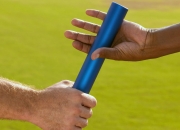 爱游戏体育-总决赛之夜，西亚卡姆的连续得分拉开差距，铸就传奇时刻