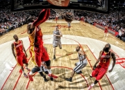 爱游戏在线-霍勒迪末节统治攻防，雄鹿击溃勇士彰显冠军底蕴