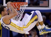 爱游戏体育官网-从王座到战场，布克东决接管之战与篮球淘汰赛的永恒隐喻