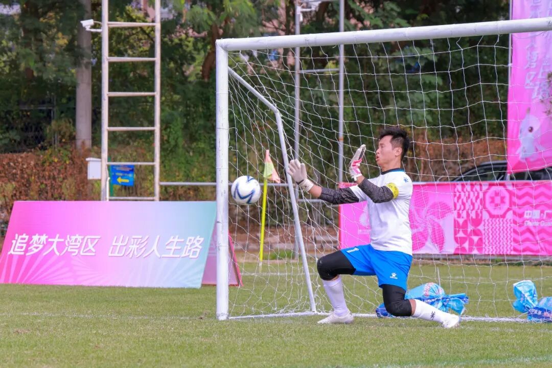 足球赛事中球员敬业拼搏，冲击冠军