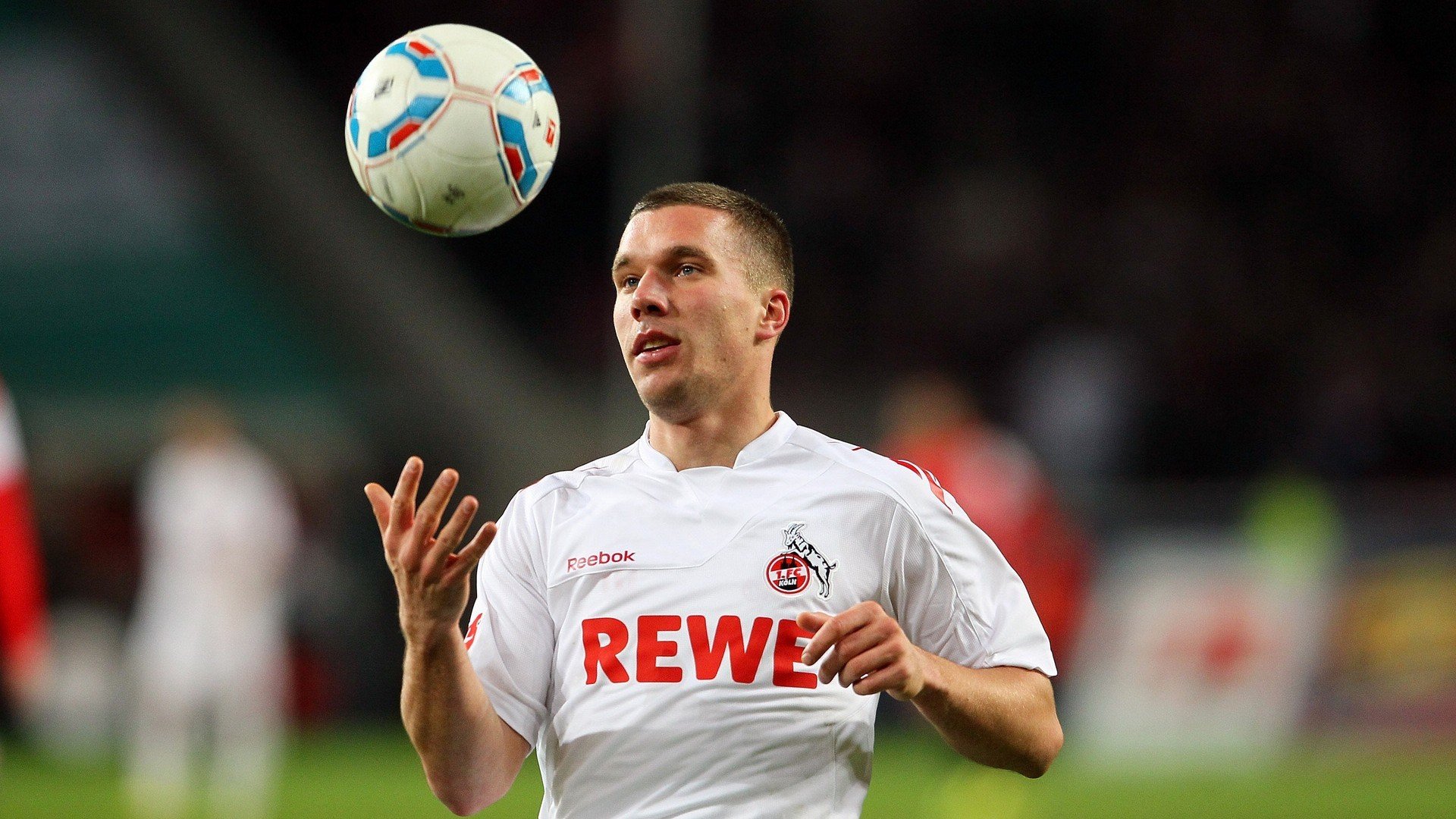 绿茵场上的西决生死战,伊拉克连续得分压制枪手阿森纳的战术启示